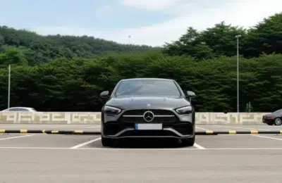 Un mecanic a luat un Mercedes C300 din service, pentru o întâlnire la bar