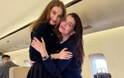 Monica Gabor afișează un abdomen perfect la 38 de ani și un băiețel secret