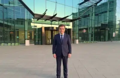 Nicușor Dan, avertizat în stradă de un activist despre prejudiciul de 38 de miliarde de euro