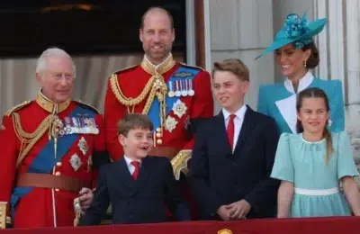 Prințul Louis a împlinit 8 ani. Un portret adorabil publicat de Kate și William