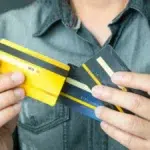 Un ieșean a fost blocat 2 săptămâni fără bani de un sistem online cu program 8-16