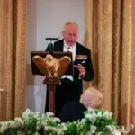 Regele Charles ii ofera lui Trump un clopot de pe submarinul H.M.S. Trump