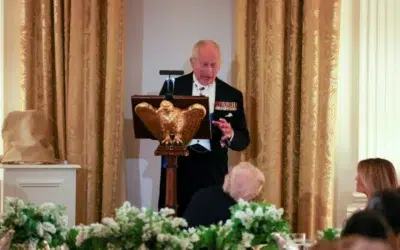 Regele Charles ii ofera lui Trump un clopot de pe submarinul H.M.S. Trump