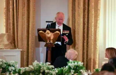 Regele Charles ii ofera lui Trump un clopot de pe submarinul H.M.S. Trump