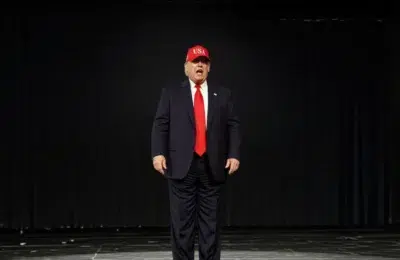 Trump amenință cu blocarea Strâmtorii Ormuz și duce barilul de petrol la 148 de dolari