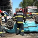 O mașină a fost lovită de un TIR, a căzut de pe podul Bucium din Iași și s-a răsturnat