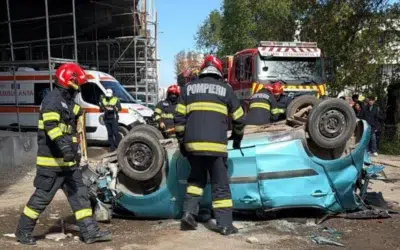 O mașină a fost lovită de un TIR, a căzut de pe podul Bucium din Iași și s-a răsturnat