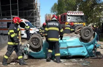 O mașină a fost lovită de un TIR, a căzut de pe podul Bucium din Iași și s-a răsturnat