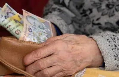 Ce pensionari pierd ajutorul de stat deși au pensia sub 3.000 de lei în mai 2026