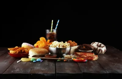 Guvernul, presat să interzică reclamele la alimente care aduc 56% din calorii