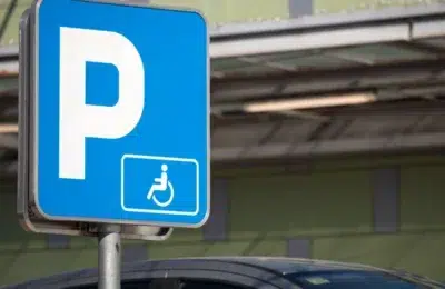 În Austria, un şofer a fost amendat cu 60 de euro, pentru un minut parcat pe un loc pentru dizabilități