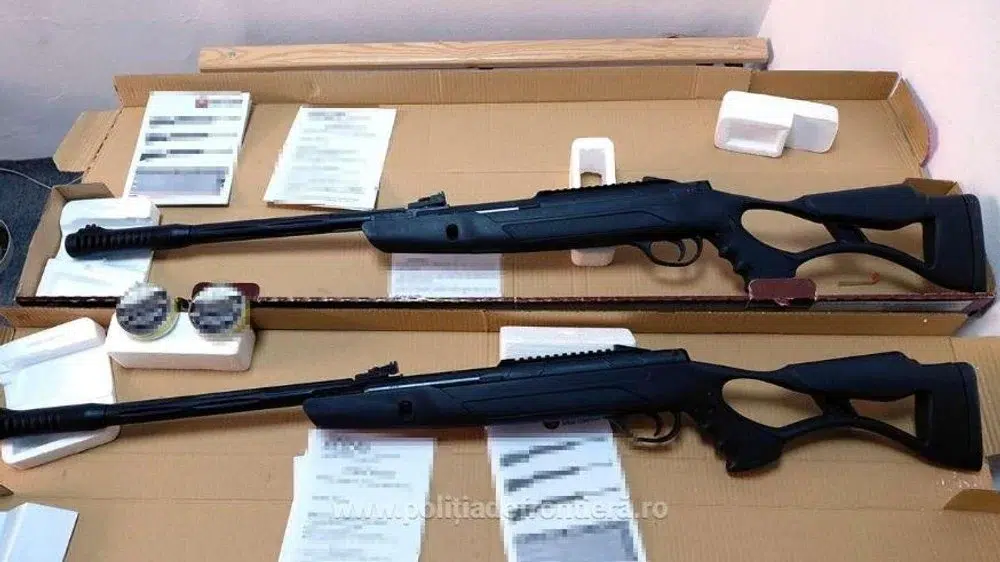 La Aeroportul Cluj s-au găsit două arme și 400 de proiectile într-un colet