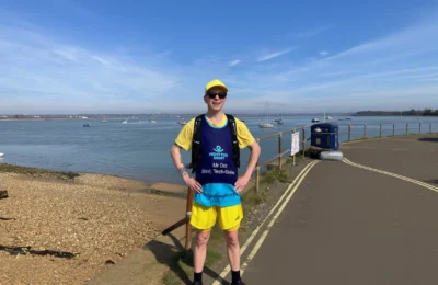 Un artist nevăzător aleargă la maraton ghidat de 100 de voluntari prin ochelari AI