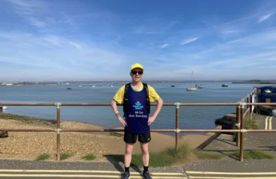 Un artist nevăzător aleargă maratonul ghidat de peste 100 de voluntari prin ochelari AI