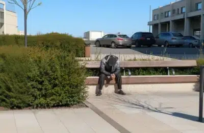 Un manager al unui magazin l-a angajat pe bărbatul de 41 de ani care cerșea la intrare