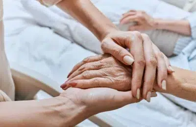 Tremorul, un posibil semn al bolii Parkinson. Când trebuie să mergi la medic