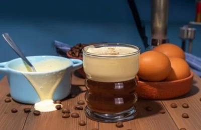 Care sunt riscurile cafelei cu ouă, devenită virală?