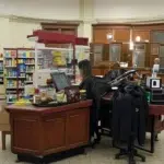 O casieră care nu a scanat o strecurătoare şi o tigaie a fost dată afară, după 20 de ani de muncă