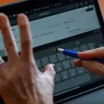 O familie și-a clonat fiul mort cu AI, pentru a-i ascunde decesul acestuia, mamei de 80 de ani