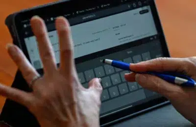 O familie și-a clonat fiul mort cu AI, pentru a-i ascunde decesul acestuia, mamei de 80 de ani