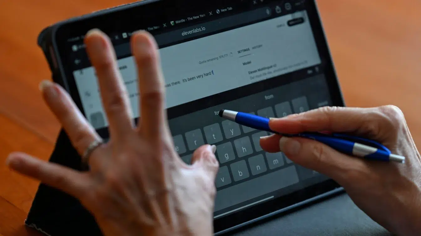 O familie și-a clonat fiul mort cu AI, pentru a-i ascunde decesul acestuia, mamei de 80 de ani