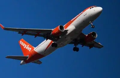 Prețul kerosenului a explodat la 200 de dolari. Zeci de companii aeriene anulează zboruri