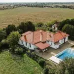 Un conacul boieresc cu 10 camere și piscină, de lângă Capitală se vinde cu 450.000 euro