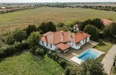 Un conacul boieresc cu 10 camere și piscină, de lângă Capitală se vinde cu 450.000 euro