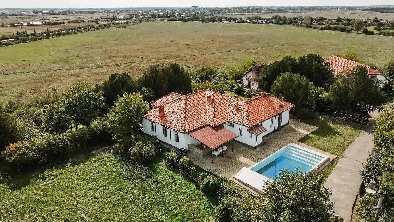 Un conacul boieresc cu 10 camere și piscină, de lângă Capitală se vinde cu 450.000 euro
