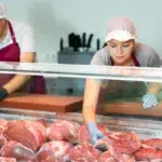 Angajata concediată, pentru că și-a lovit șeful cu carne, primește 75.000 de euro