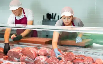 Angajata concediată, pentru că și-a lovit șeful cu carne, primește 75.000 de euro