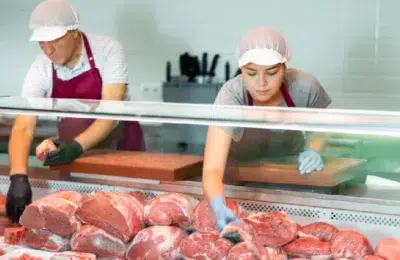 Angajata concediată, pentru că și-a lovit șeful cu carne, primește 75.000 de euro