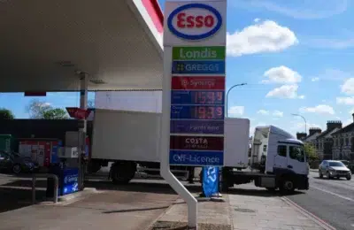 Guvernul britanic pregătește planuri de urgență după blocarea a o cincime din petrolul global