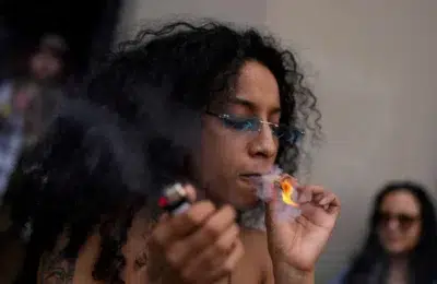 Studiu pe 11.000 de tineri arată cum THC-ul din canabis încetinește dezvoltarea creierului