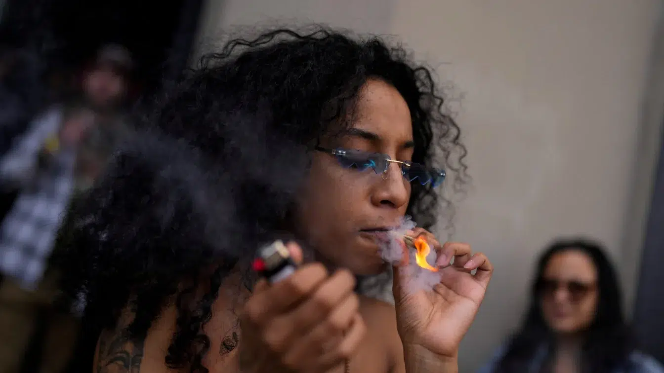 Studiu pe 11.000 de tineri arată cum THC-ul din canabis încetinește dezvoltarea creierului