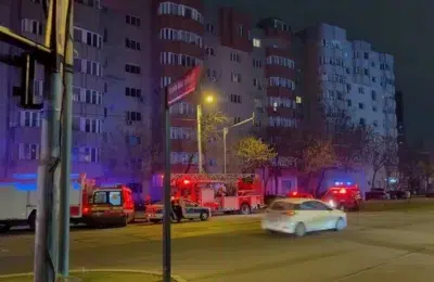 În Vitan un medic de 72 de ani a fost găsit înjunghiat în apartamentul incendiat