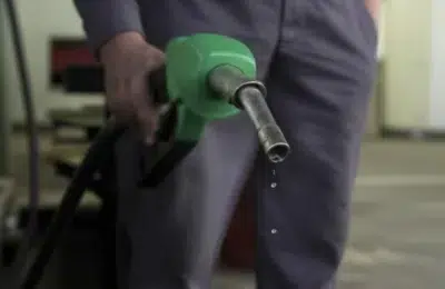 De la 1 aprilie, guvernul plafonează adaosul la carburanți și declară criză