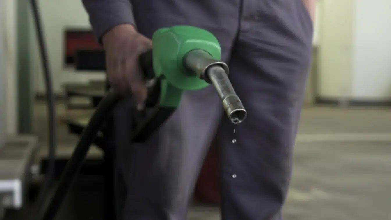 De la 1 aprilie, guvernul plafonează adaosul la carburanți și declară criză