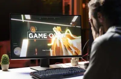 Un tată care se joacă 5 ore pe zi, acuză soția că îl pune să aibă grijă de copil