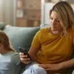 Depresia postnatală afectează 1 din 8 mame. Cercetătorii arată cu degetul spre influenceri