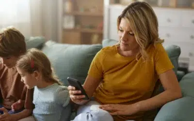 Depresia postnatală afectează 1 din 8 mame. Cercetătorii arată cu degetul spre influenceri