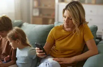 Depresia postnatală afectează 1 din 8 mame. Cercetătorii arată cu degetul spre influenceri