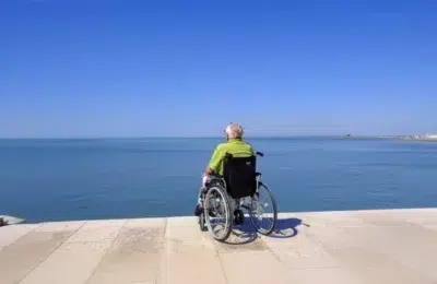 Cum lasă Italia fără asistenţă  medicală aproape 600.000 de imigranți vârstnici care au muncit o viață