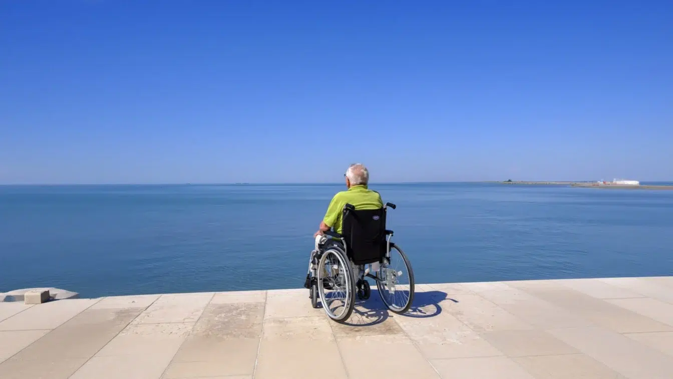 Cum lasă Italia fără asistenţă  medicală aproape 600.000 de imigranți vârstnici care au muncit o viață