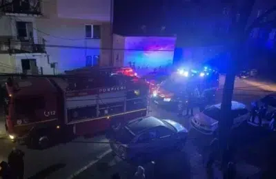 Peste 80 de persoane au fost evacuate dintr-un bloc în flăcări, la Sighetu Marmației