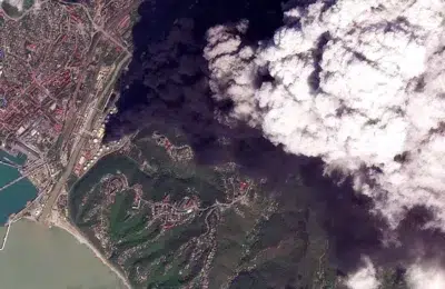 Incendiu masiv la un port rusesc, fumul se întinde pe 300 km după un atac ucrainean