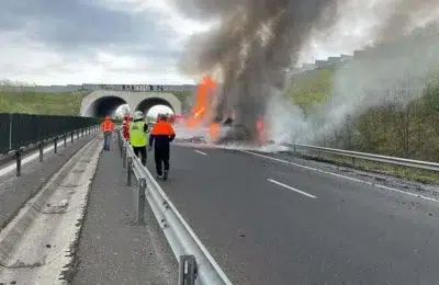 Camion cuprins de flăcări pe A1 Hunedoara, șoferul a suferit un atac de panică