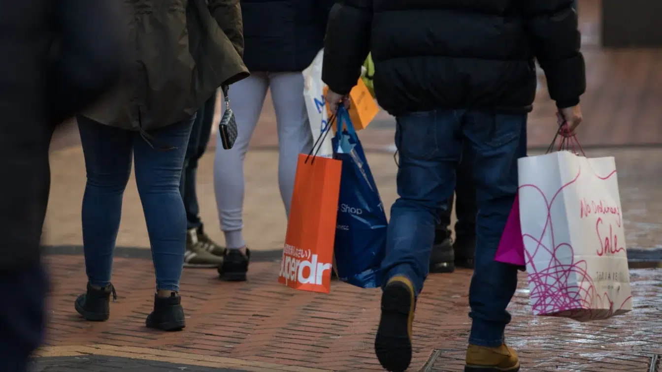 Încrederea consumatorilor se prăbușește cu 4 puncte pe fondul scumpirilor