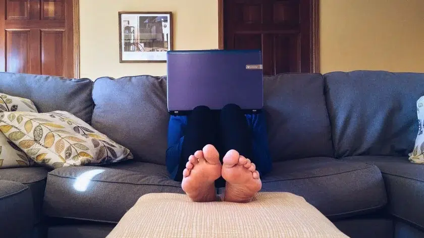 Care este vârsta, la care tinerii din UE, pleacă de acasă?