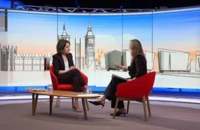 Interzis la chatbot AI pentru copiii sub 16 ani? Guvernul britanic analizează măsura